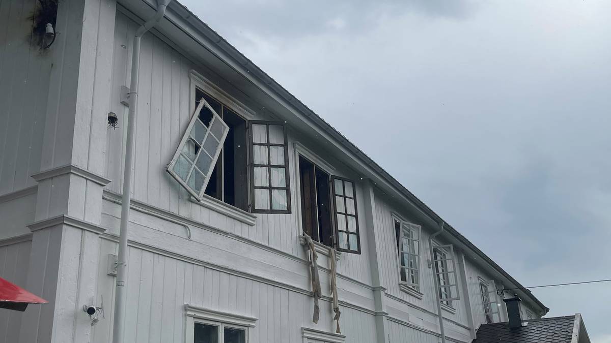 Lynnedslag førte til brann og blåste ut vinduer på gård