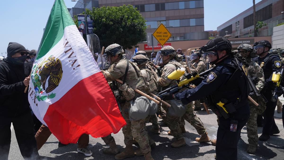 Los Angeles: Demonstrantar og politi barkar saman