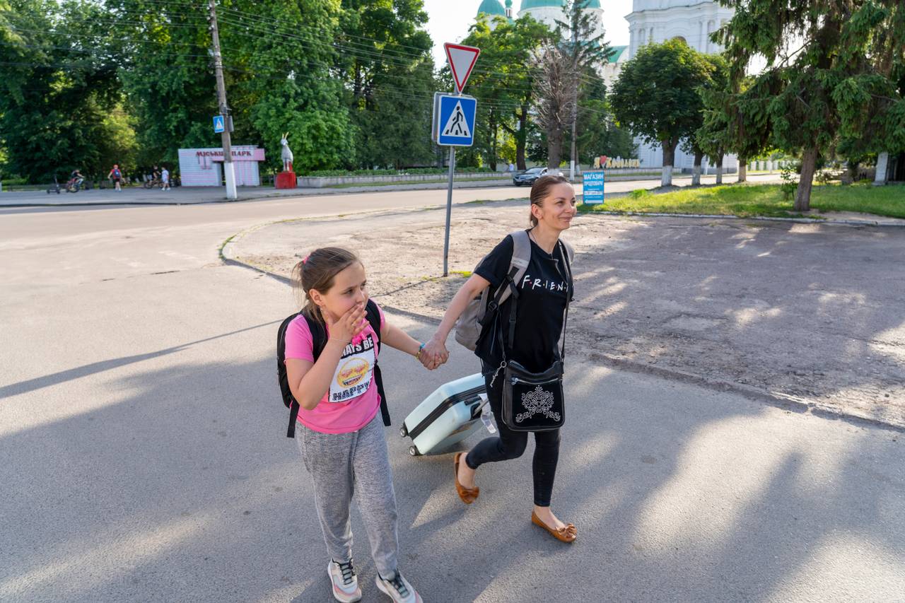 Viktoria og Kseniia på vei til å møte mormor. 