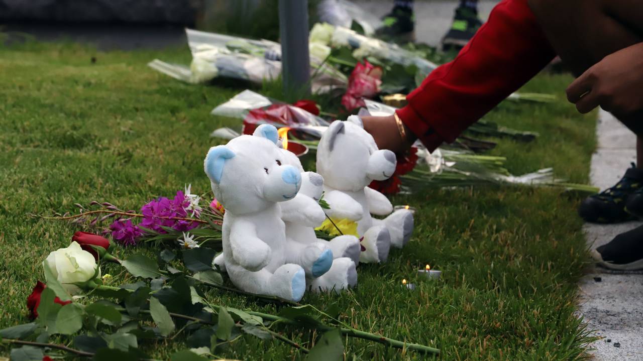 Naboer la ned blomster og kosedyr til minne for de drepte barna i Lørenskog mandag kveld