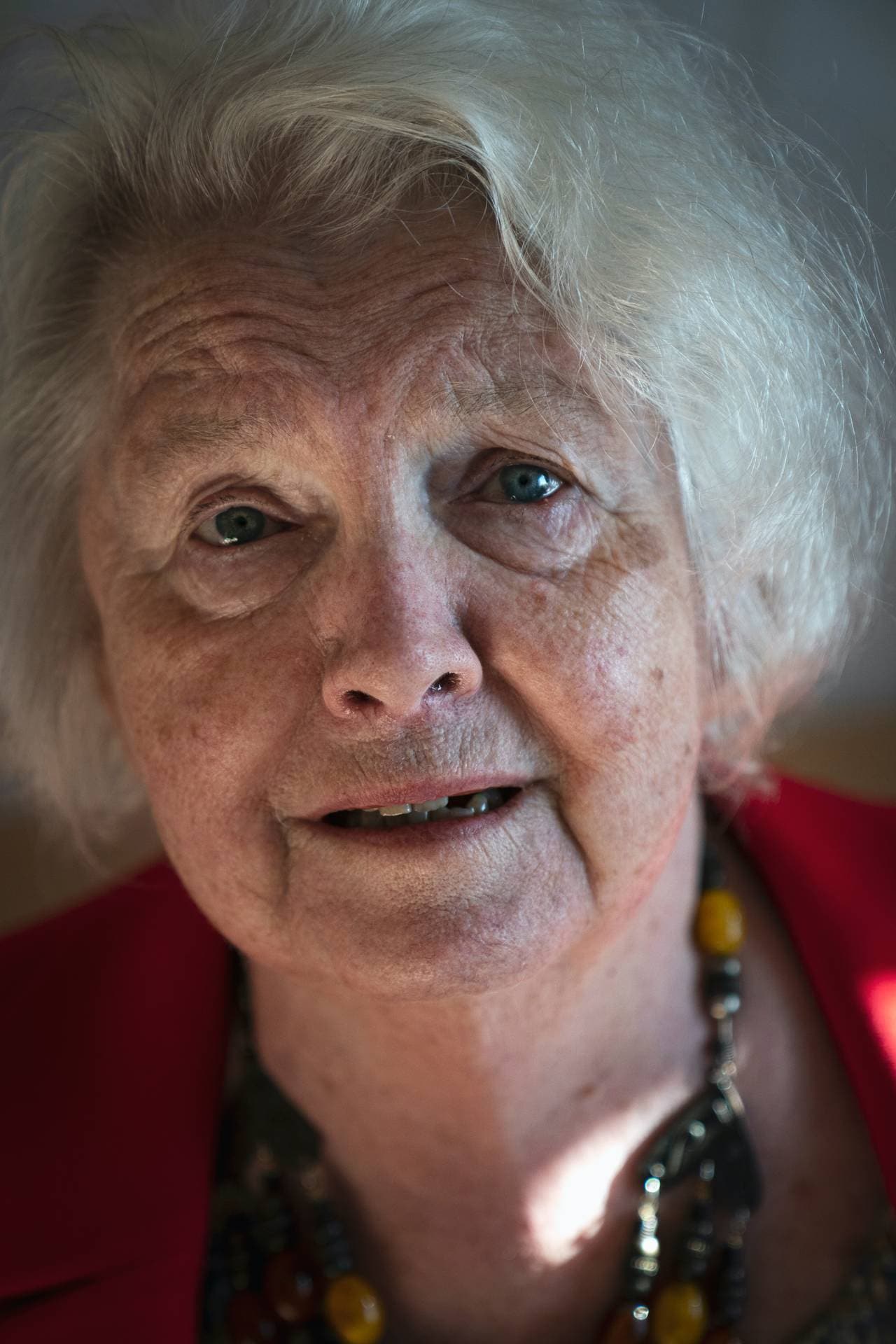Anne Marie ser i kamera med blanke øyne.