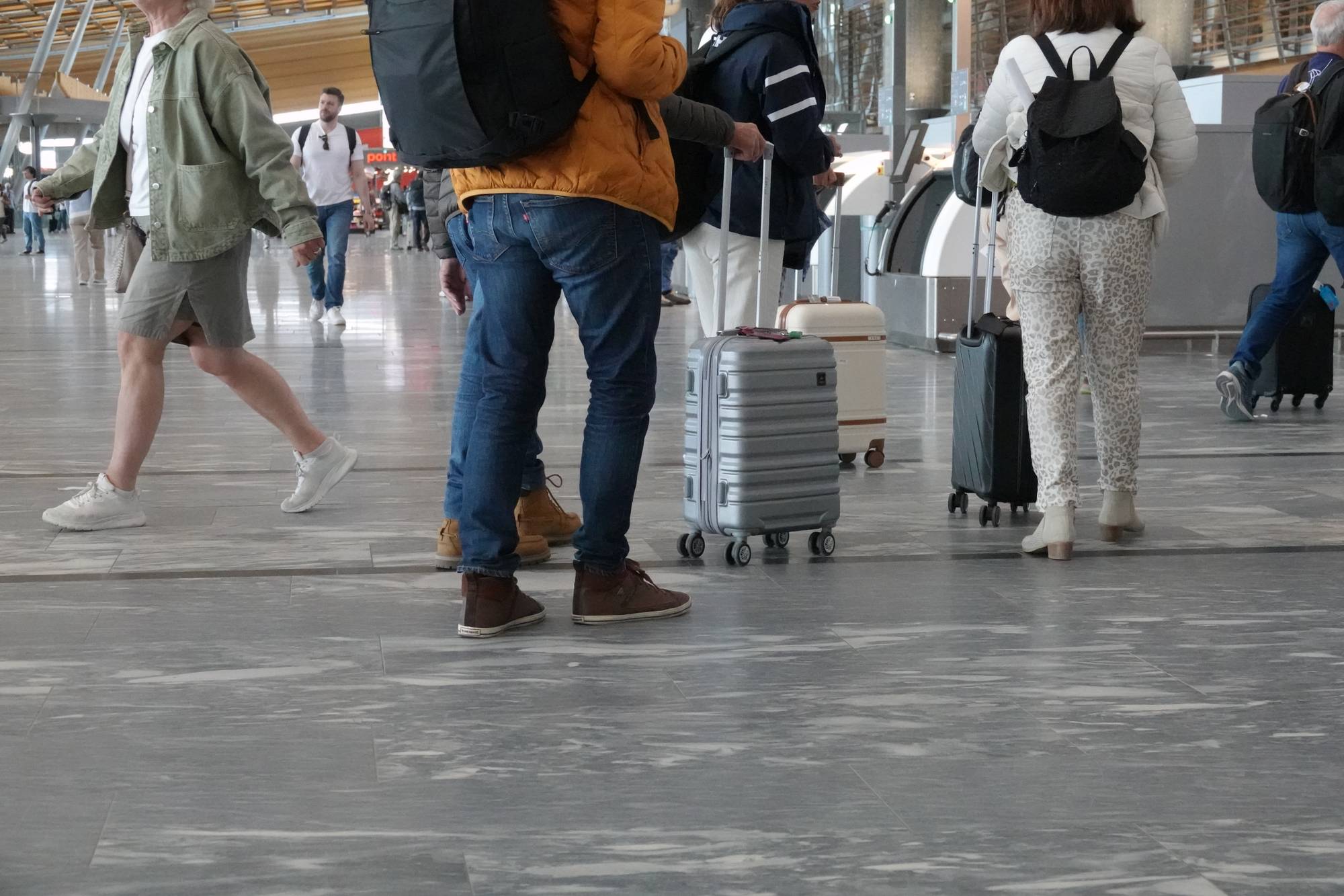 Mennesker går med koffert på flyplassen.