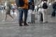 Christopher Isachsen Sandøy / nrk Mennesker går med koffert på flyplassen.