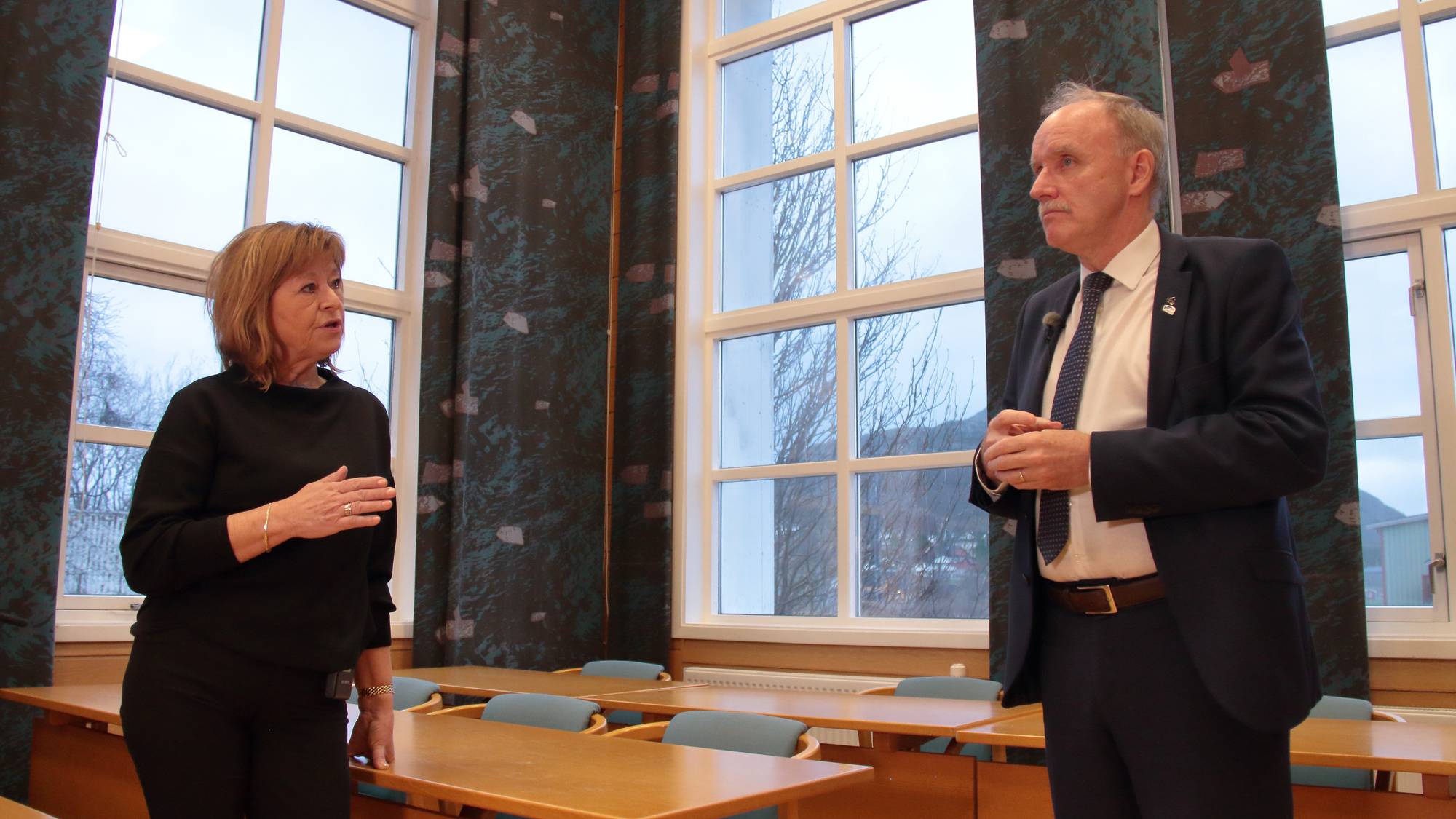 Brith-Unni Willumsen (V) og ordfører Sture Pedersen i Bø i Vesterålen snakker sammen.