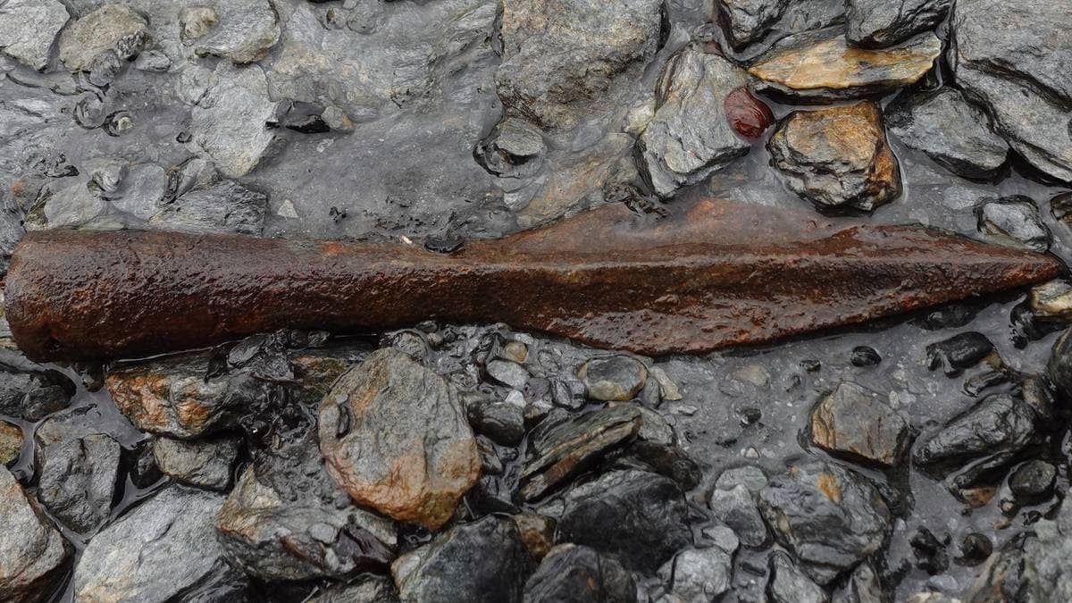 Gamalt fangstanlegg dukka opp frå isen