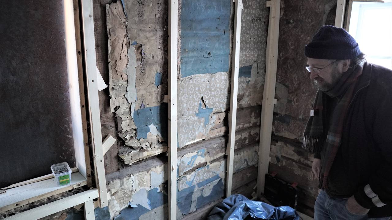 Fant gammelt kommunebudsjett fra 1895 i vegg i gammelt hus på Inndyr i Gildeskål kommune