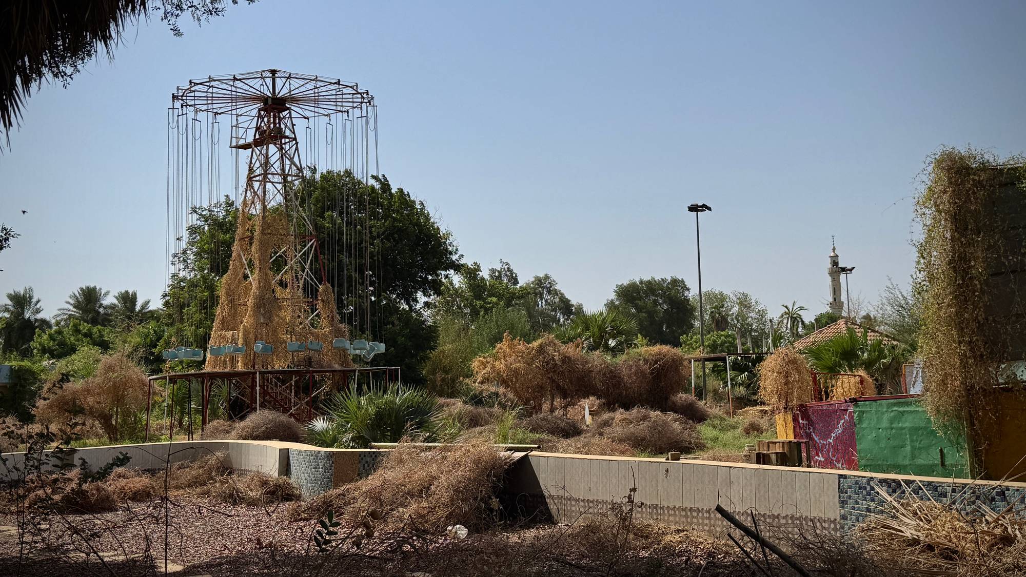Eit uttørka svømmebasseng står i Al Mogran-parken i Khartoum