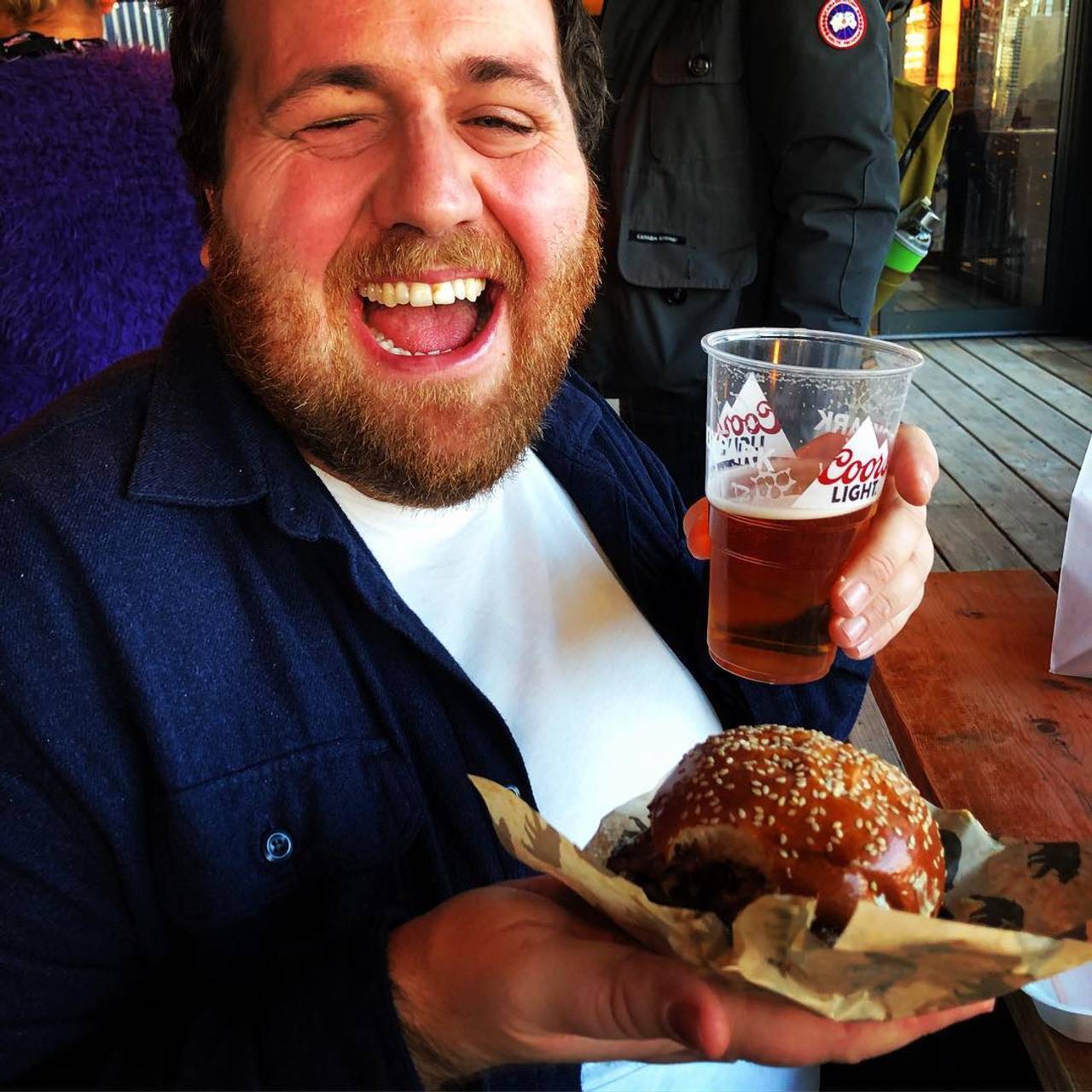 Ronny Brede Aase koser seg med hamburger og øl.