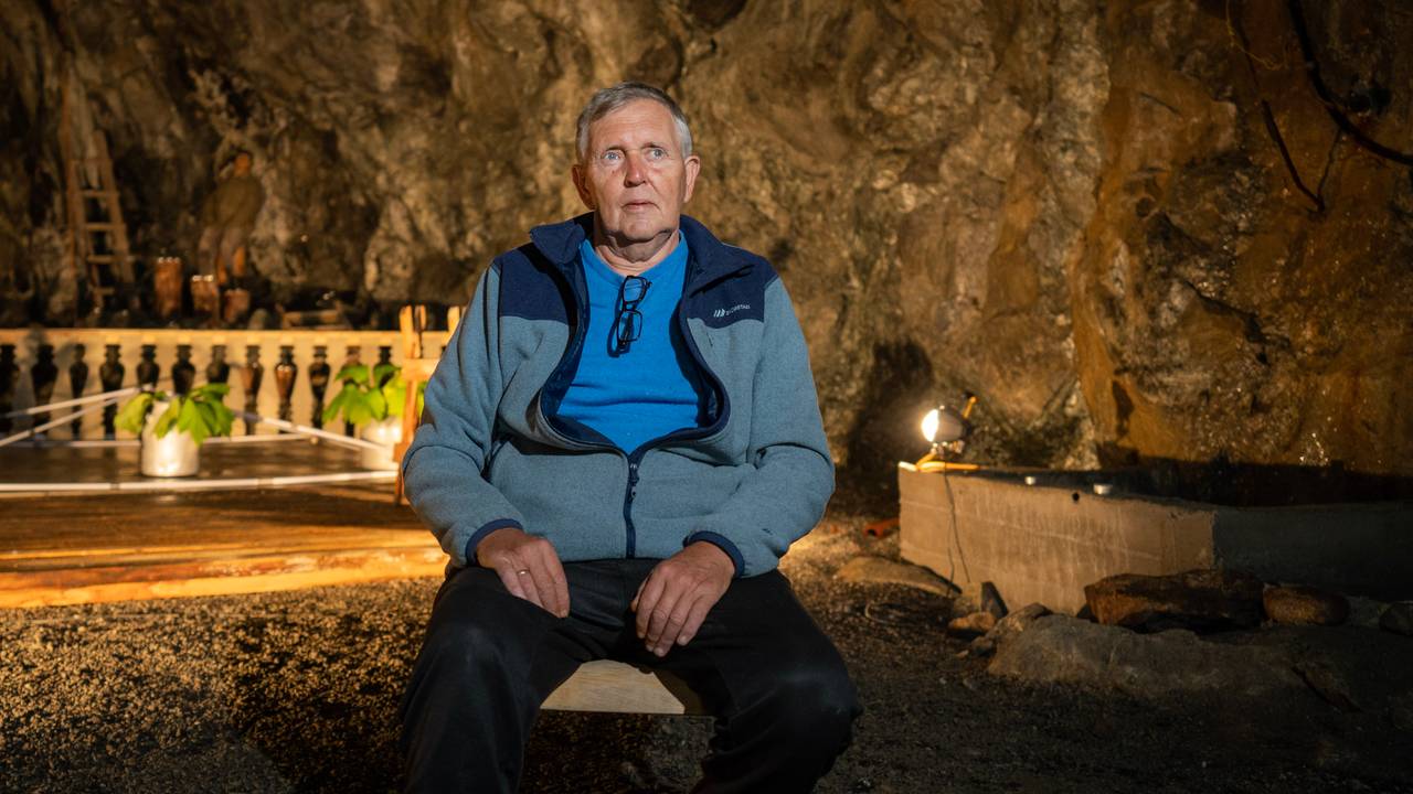 Hallvard Eide i enn tidligere olivin-gruve. I dag er den en del av hans museum