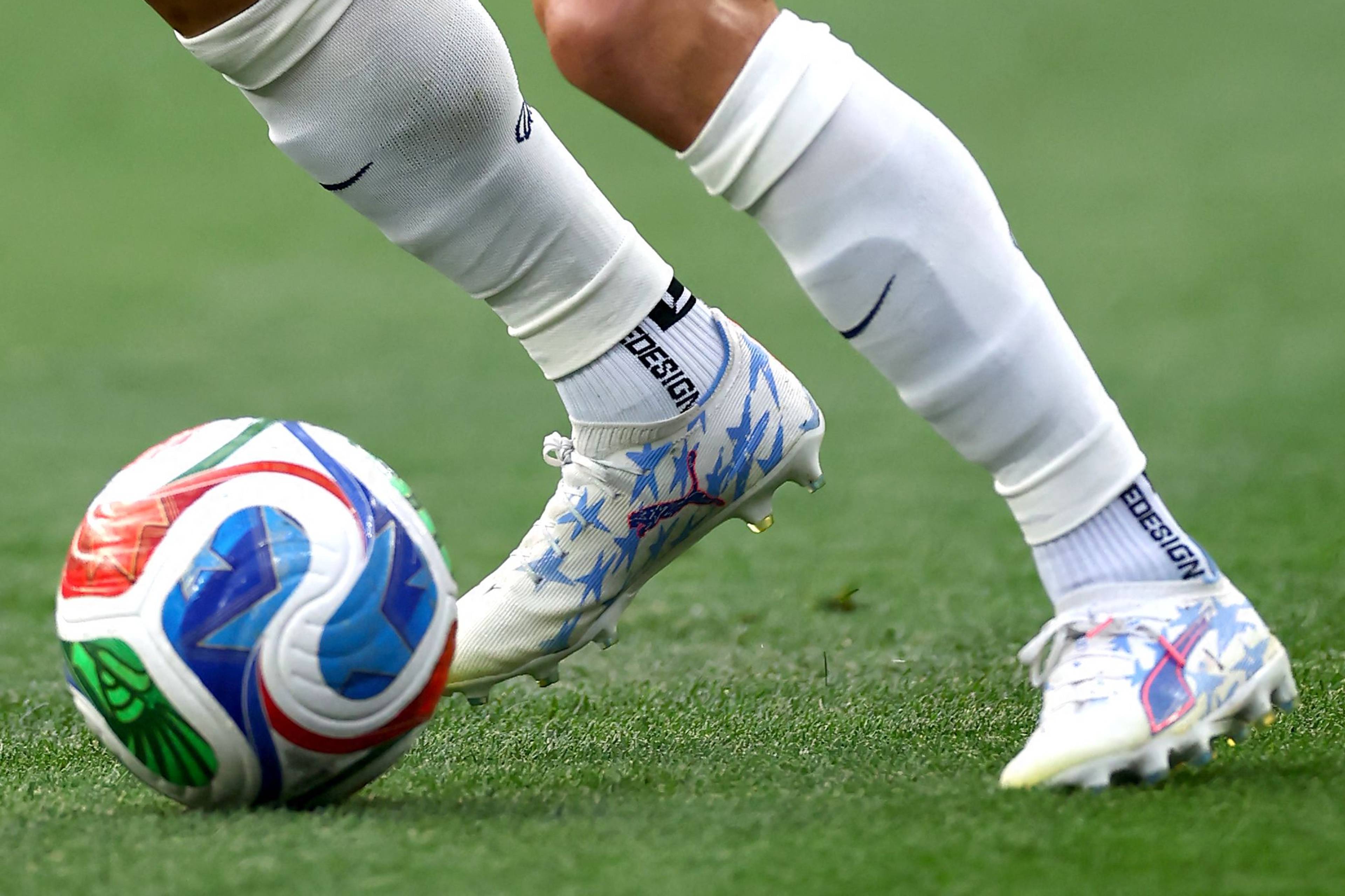 Fotballspiller med nummer 10 på trøyen drible med ball.Han spiller for USA landslag.Han er på en fotballbane, trolig under en kamp.Bakgrunnen er utydelig med publikum. (Bildebeskrivelsen er laget av en KI-tjeneste)