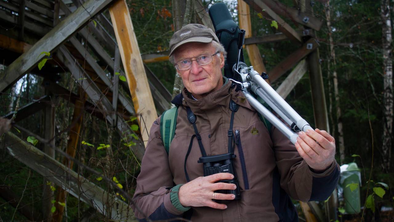 Biolog Jon Bekken bærer på en stor kikkert over skuldrene.