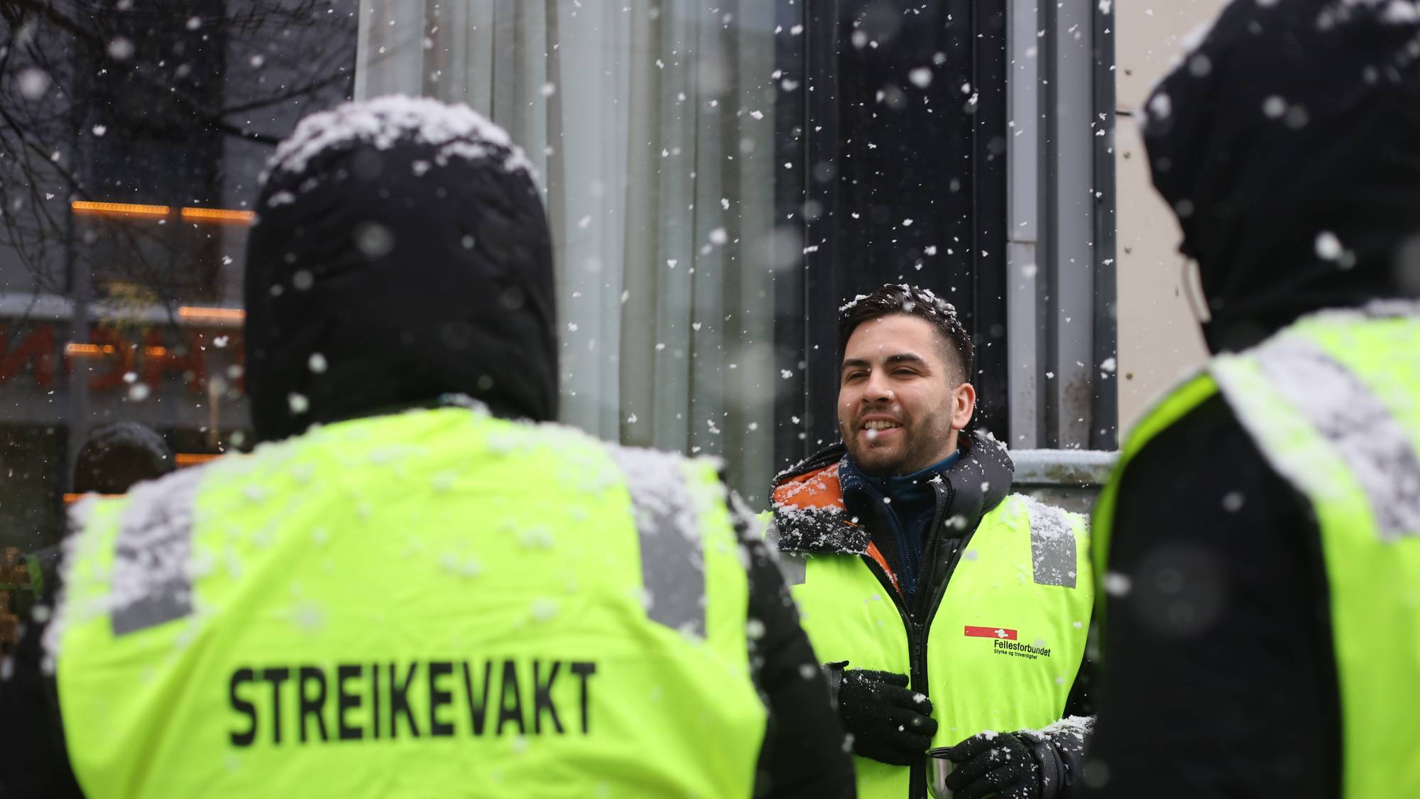 Streikevakter sees i snøfall