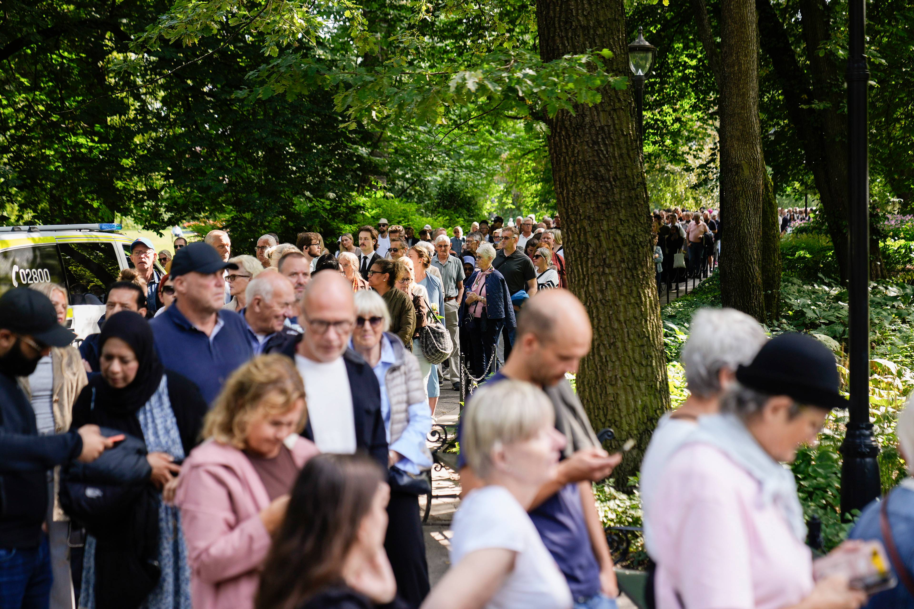 Mange mMange mennesker i kø.ennesker i kø.