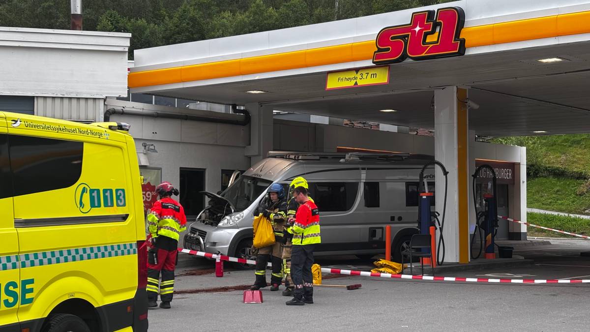 Bobil kjørte inn i bensinstasjon