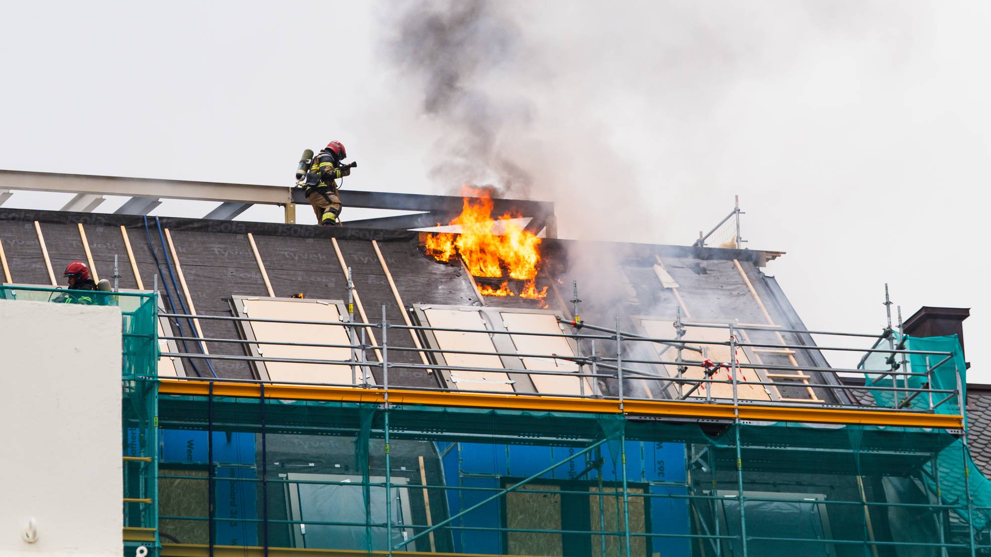FLAMMAR: Det kom flammar ut av taket på bygninga.