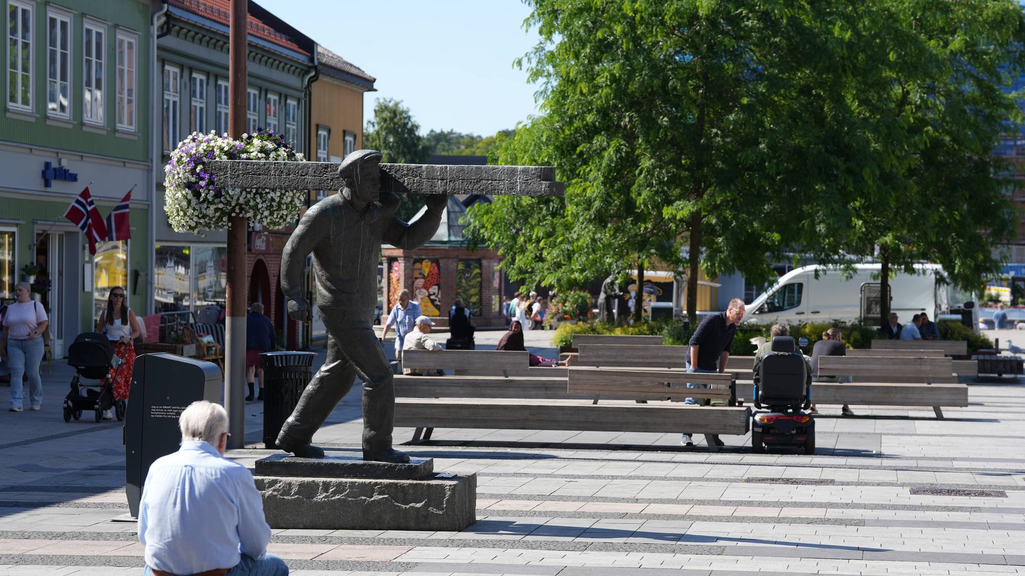 FREDRIKSTAD: Plankebæreren er et kjent symbol for Fredrikstad. Nå er det andre tunge løft som preger Østfold-kommunen.