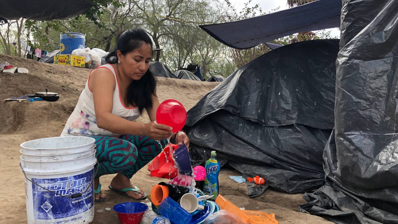 Kvinne vasker opp i migrantleir på grensa mellom Mexico og USA