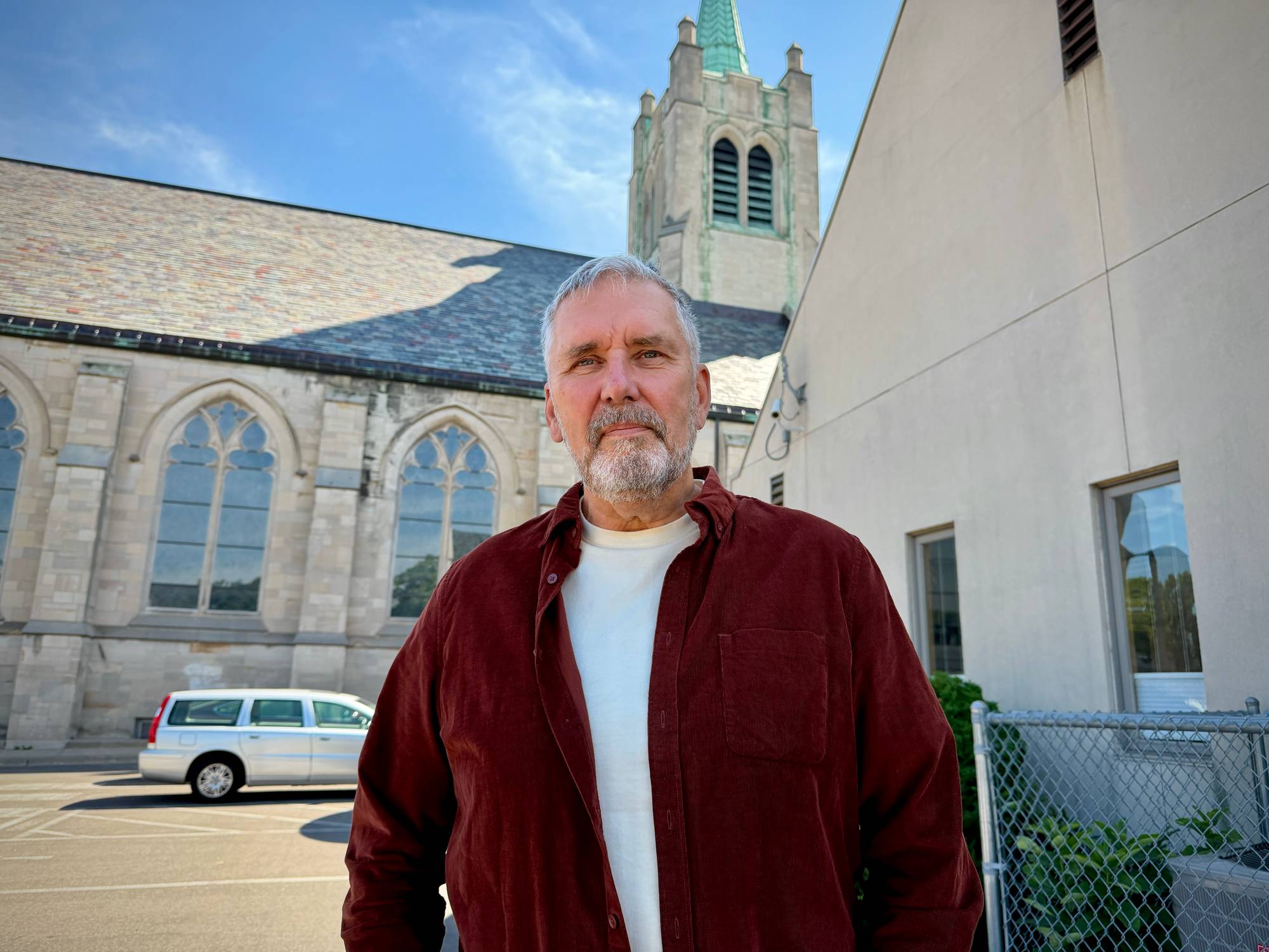 Vikarprest Morten Gravdal planlegger minneseremoni for kong Harald i den norske Mindekirken i Minneapolis.