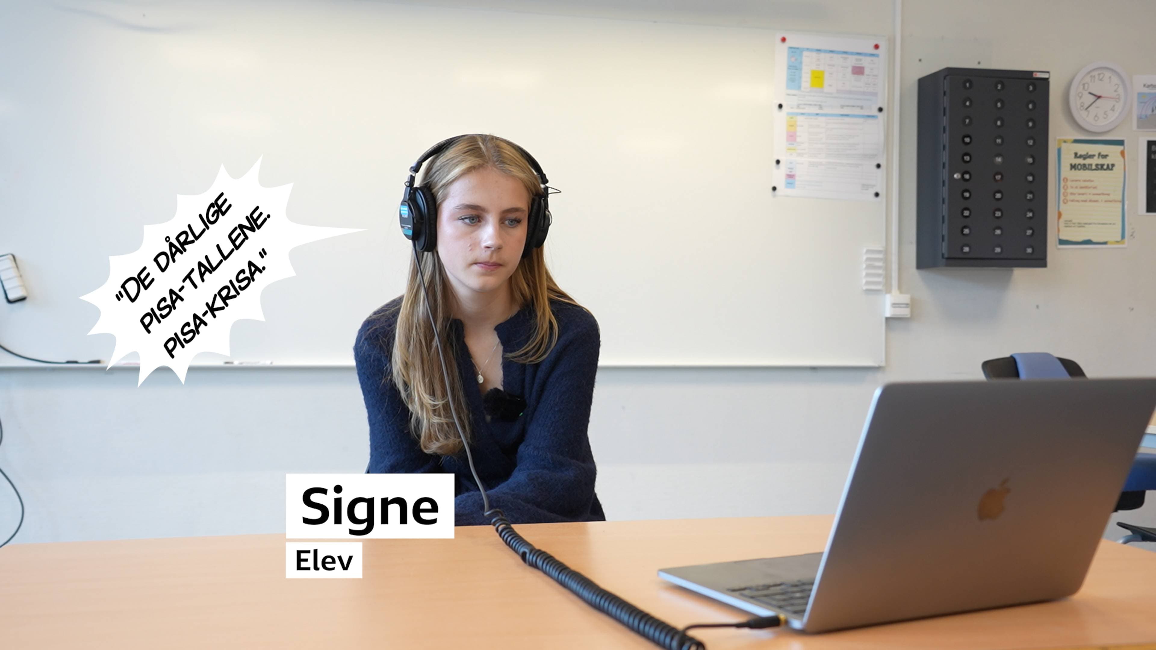 Elev med hodetelefoner foran en bærbar datamaskin. Illustrasjon med tekstboble og navneskilt. (Bildebeskrivelsen er laget av en KI-tjeneste)