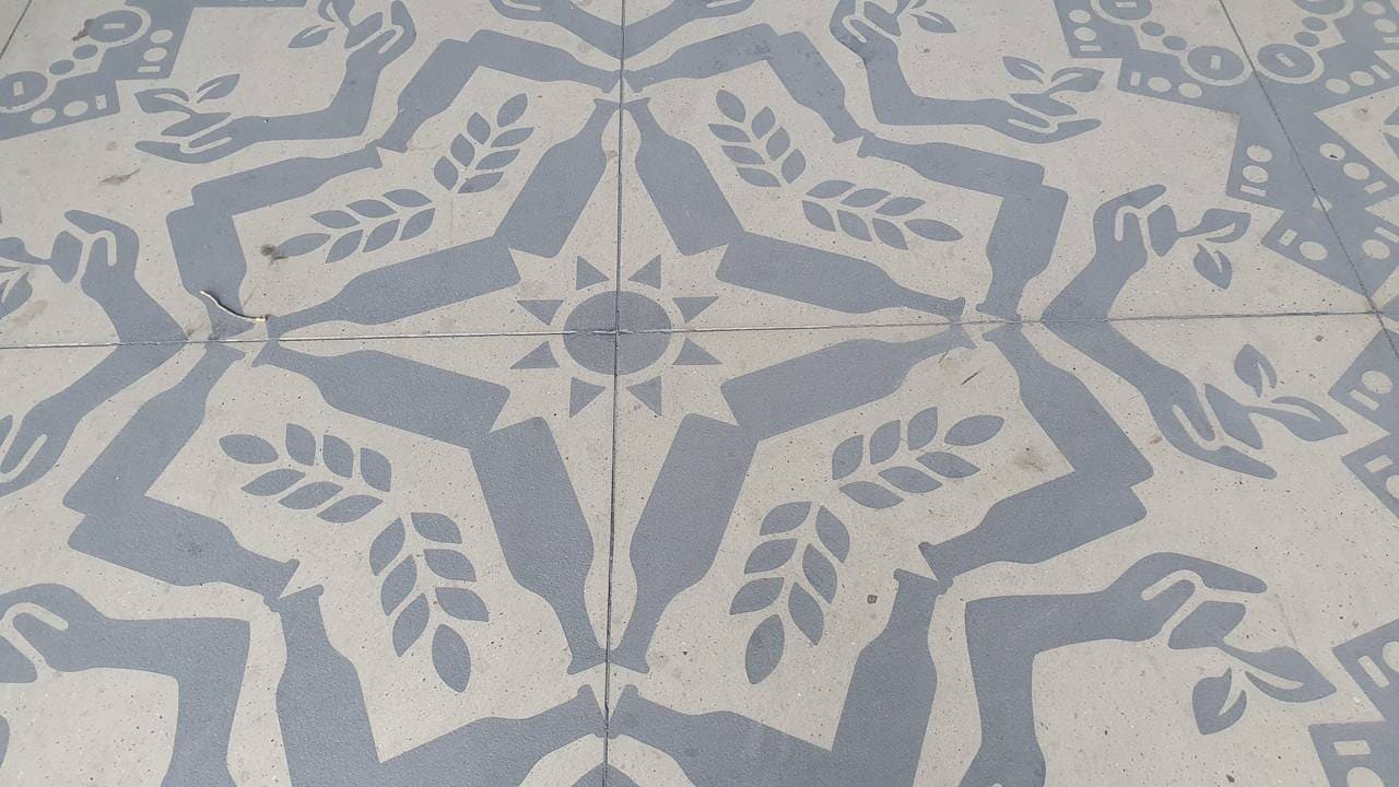 Detalj fra Gunilla Klingbergs gulvutsmykning ved Hamar Kulturhus