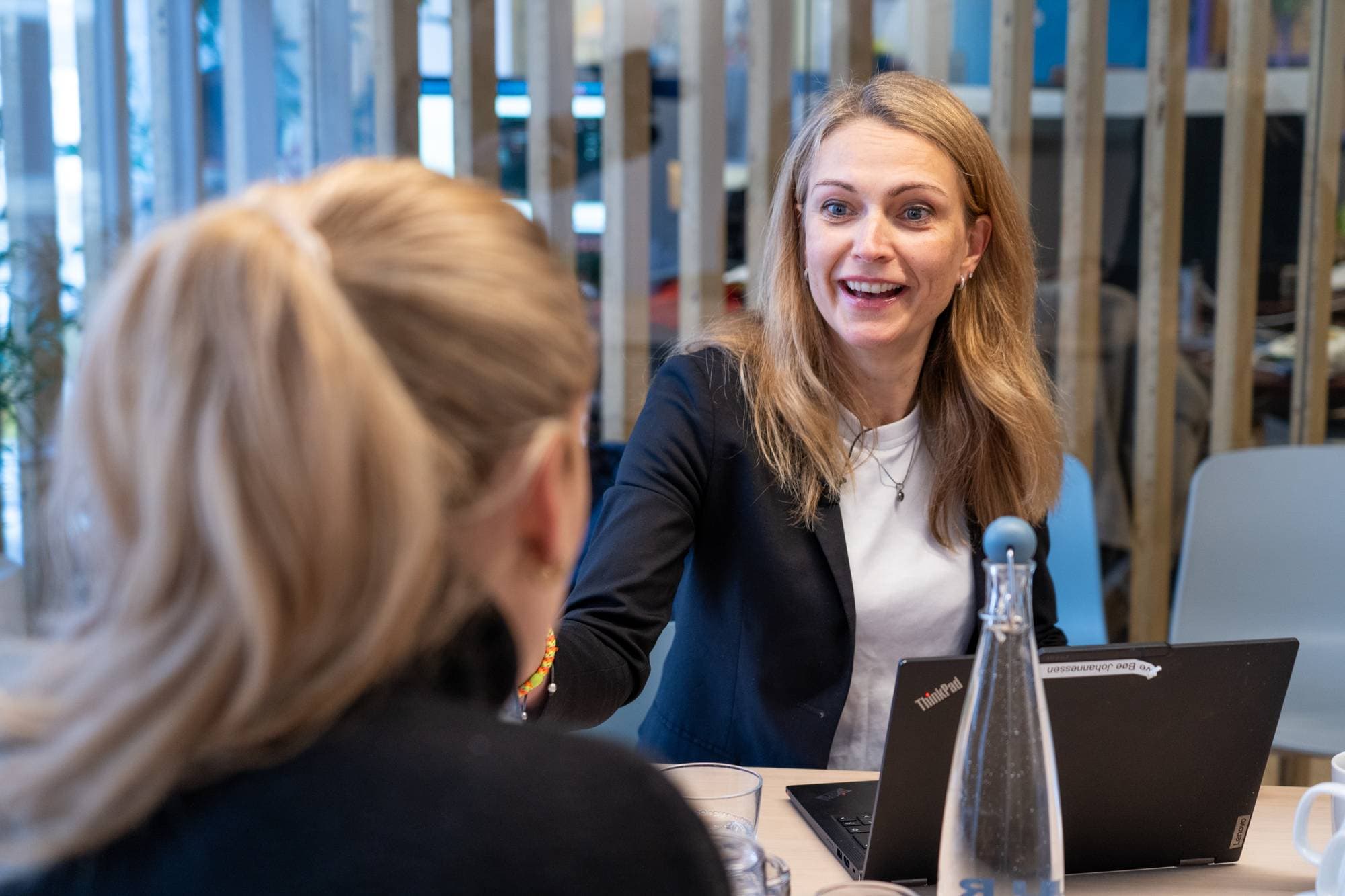 en kvinne som snakker med en mann (Bildebeskrivelsen er laget av en KI-tjeneste)
