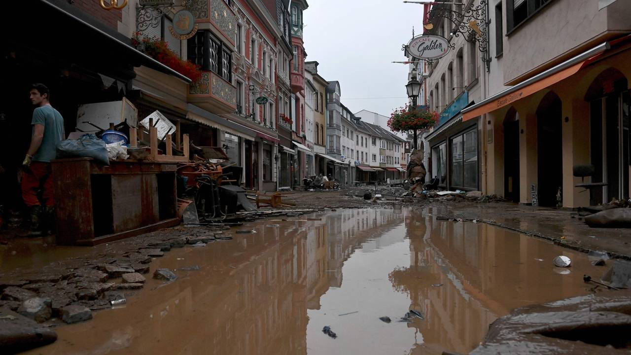Gatene i Ahrweiler-Bad Neuenahr er fulle av gjørme og vann.