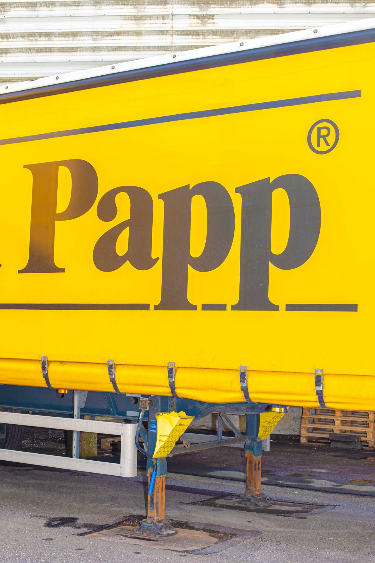 Gul lastebil fra Glomma papp.