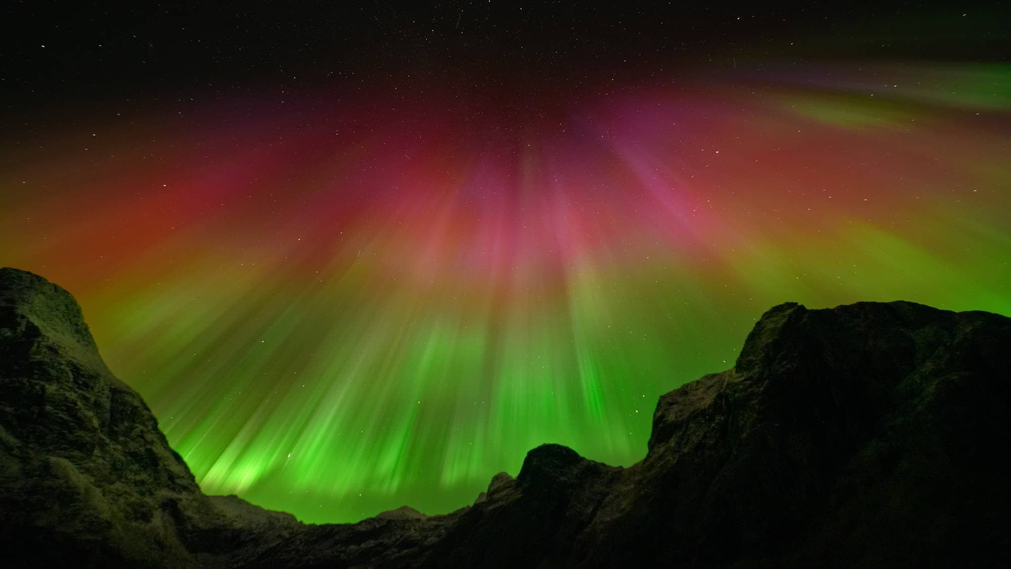 Nordlys i flere farger.