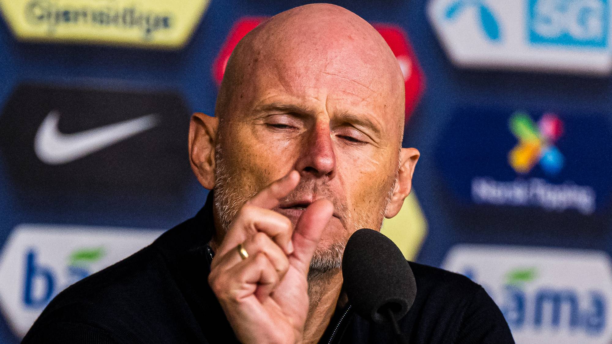 En fotballtrener på pressekonferanse etter en kamp.