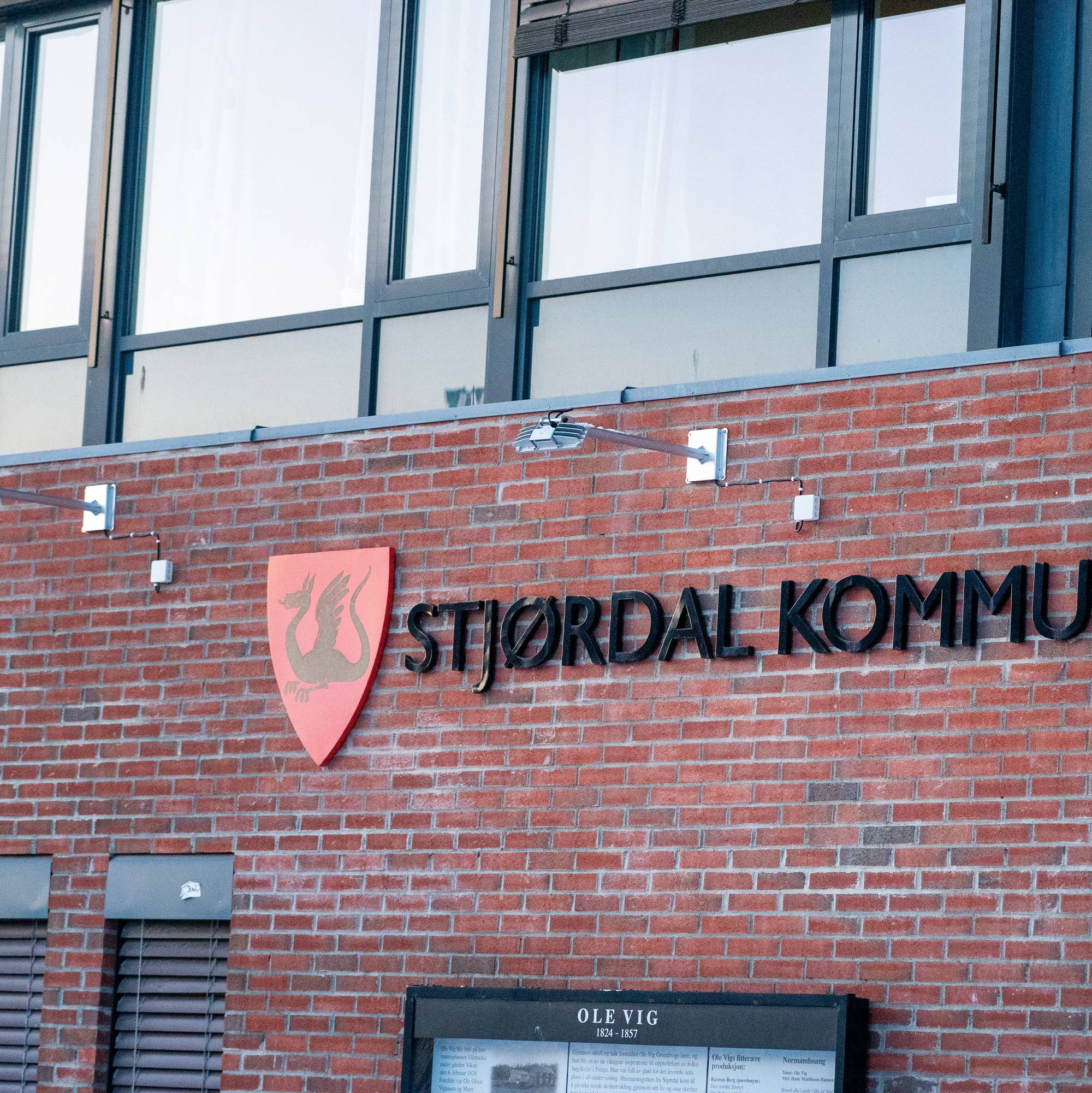 Stjørdal 20210209. 
Rådhuset i Stjørdal kommune med Ole Vig stateue.
Foto: Gorm Kallestad / NTB