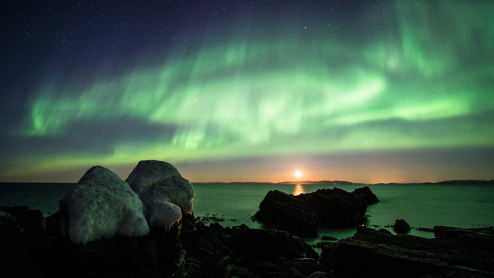 Nordlys og måne over Varangerfjorden, sett fra Ekkerøy