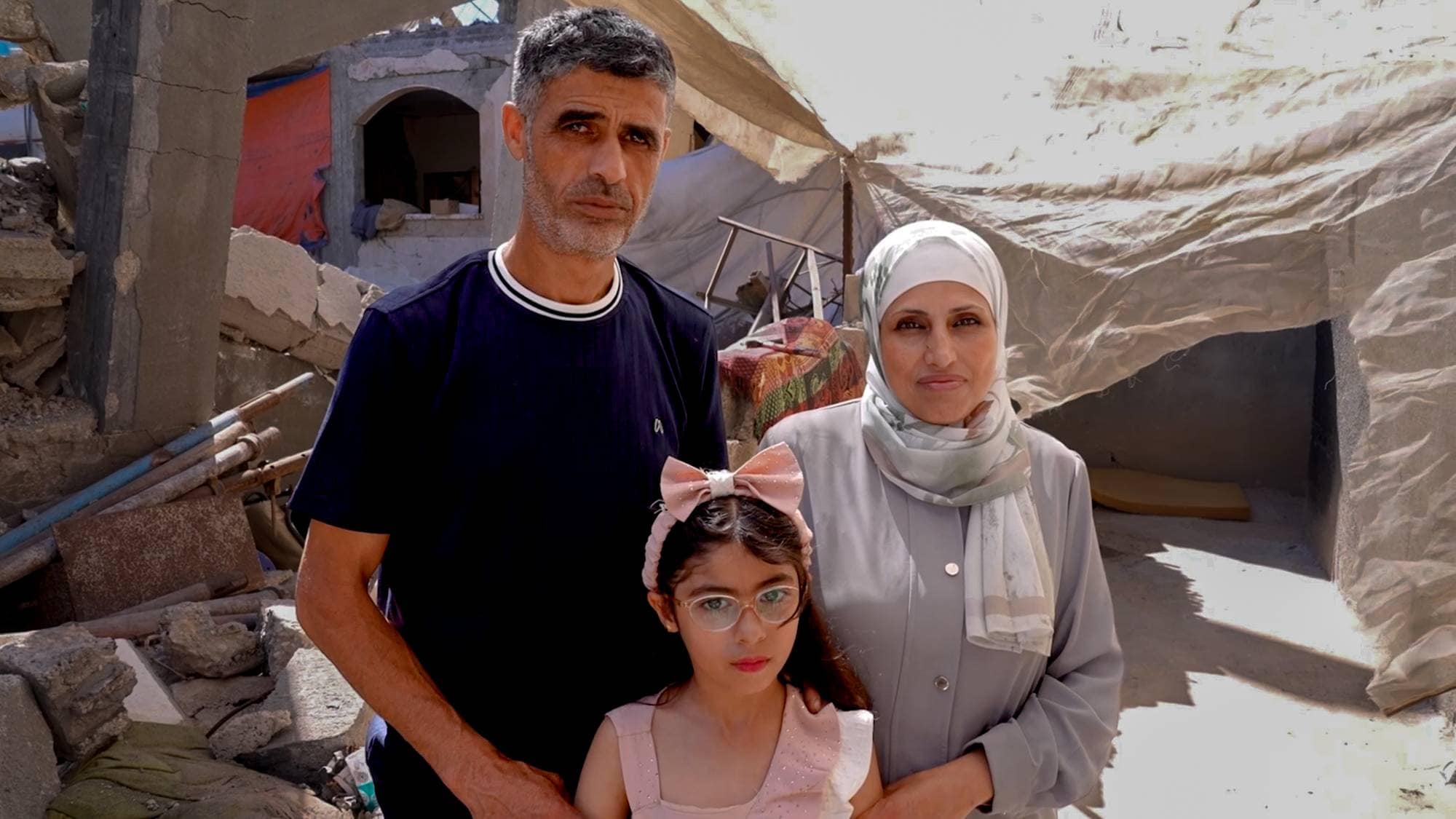 Palestinsk familie med mor, far og datter