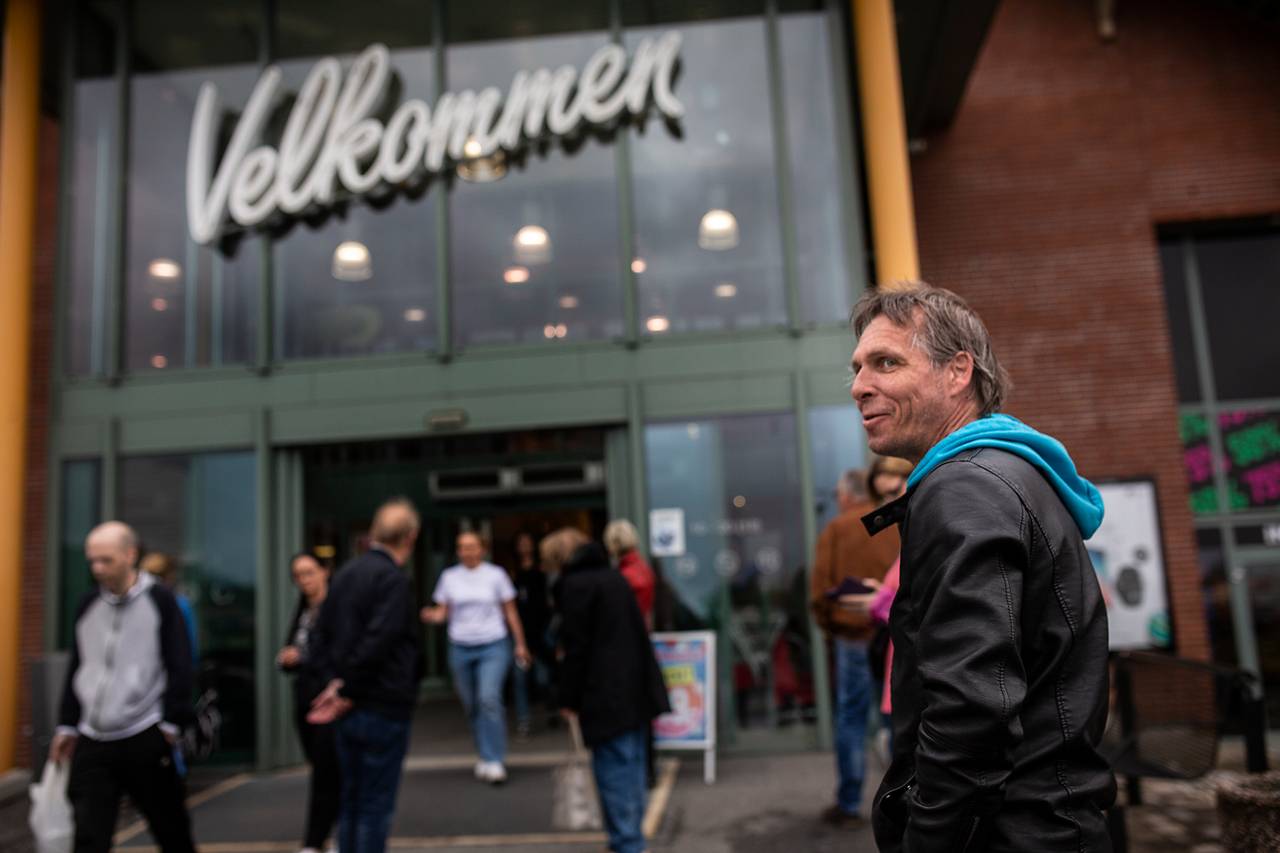 Tore Elvegård-Martinsen står foran inngangen på kjøpesenteret Amfi Borg.