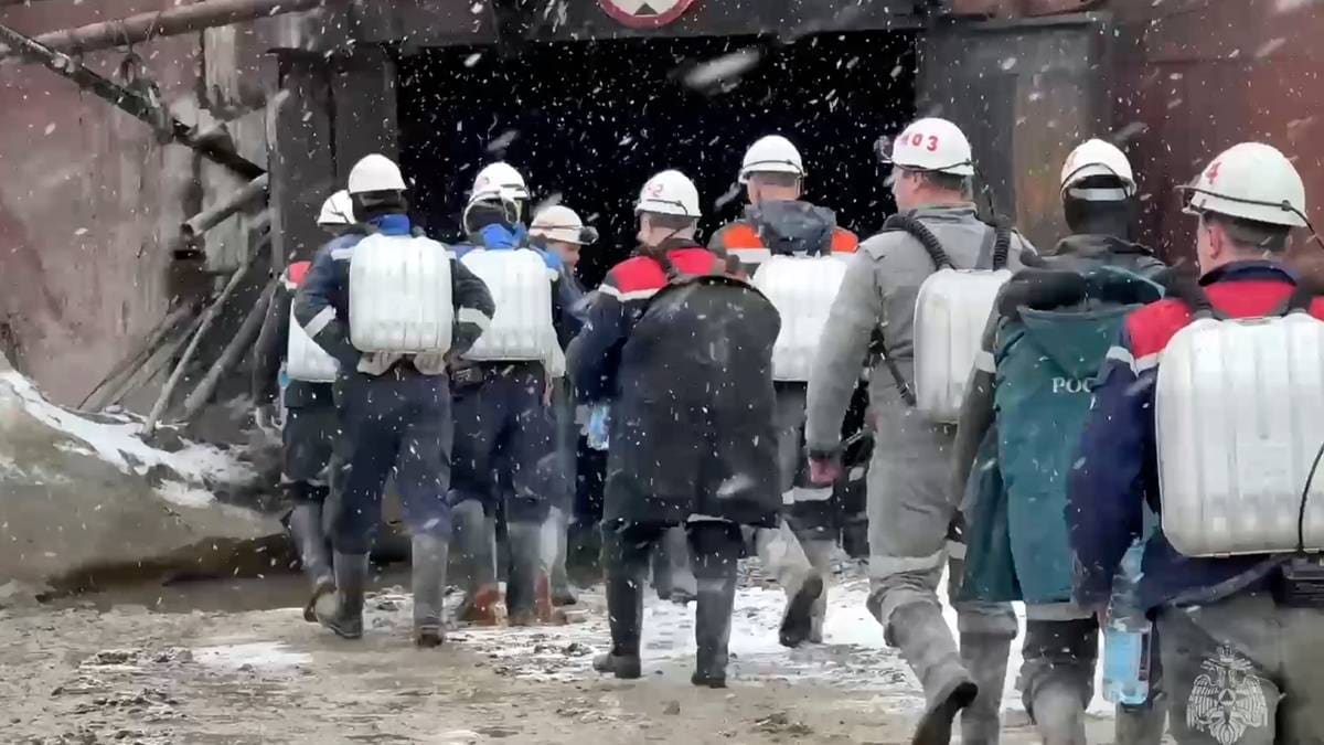 Gruve med fangede gruvearbeidere nesten oversvømt