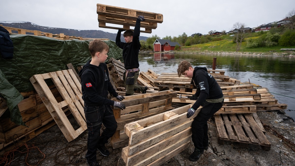 Slinningsbålet brann ned – no prøver ungdommane på nytt å bygge Noregs største bål