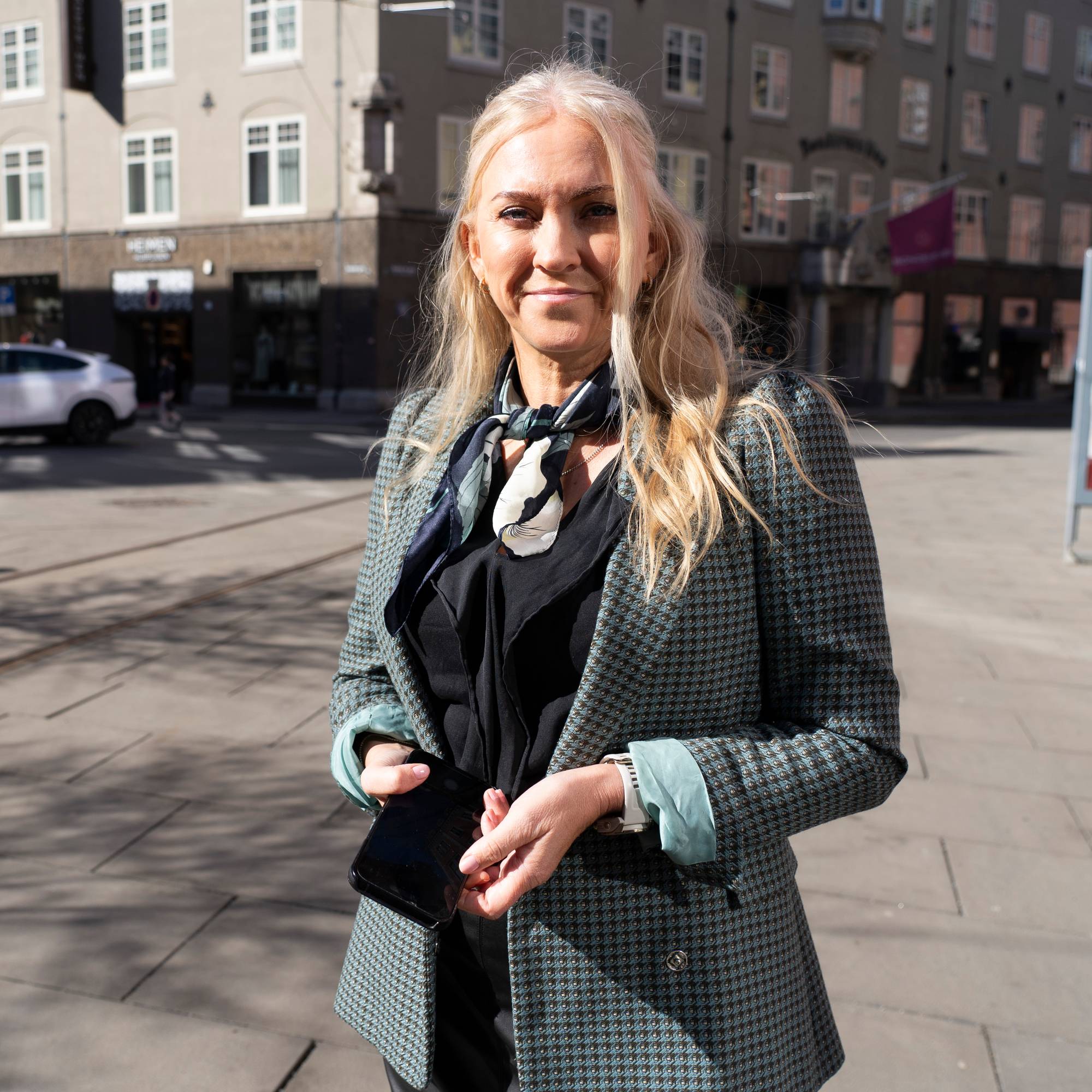 en kvinne som står på et fortau