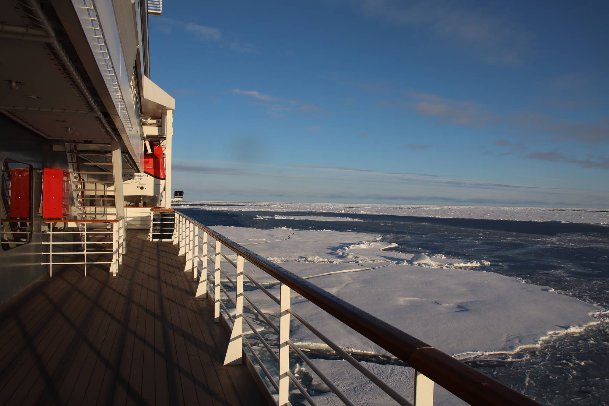 en bro over et vannområde (Bildebeskrivelsen er laget av en KI-tjeneste)