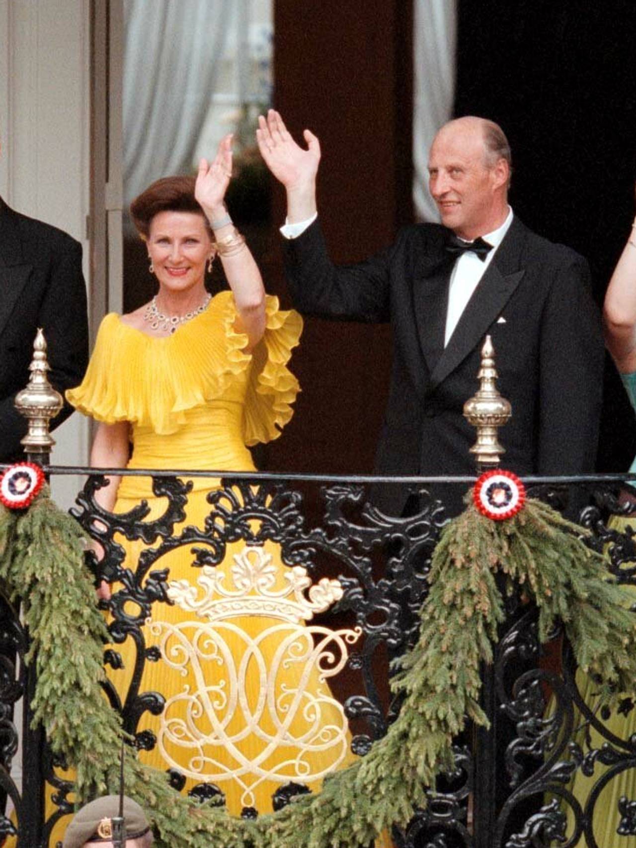 Dronning Sonja gul kjole
