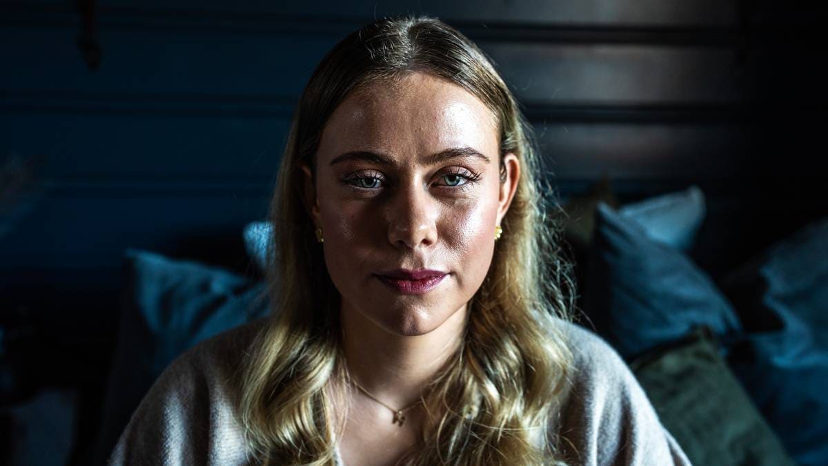 Hanna (20) fikk livet snudd opp ned av sjelden sykdom: – Følelsen av å bli kastet utfor et stup