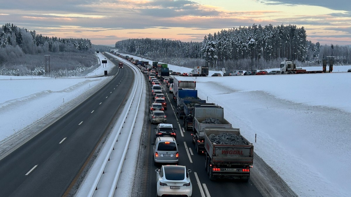 E6 stengt grunna trafikkulykke i Stange