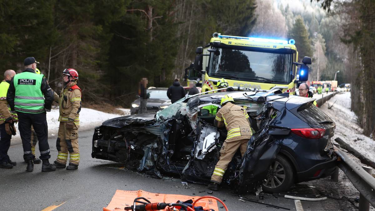 Alvorlig Skadet Etter Ulykke På E16 Siste Nytt Nrk 