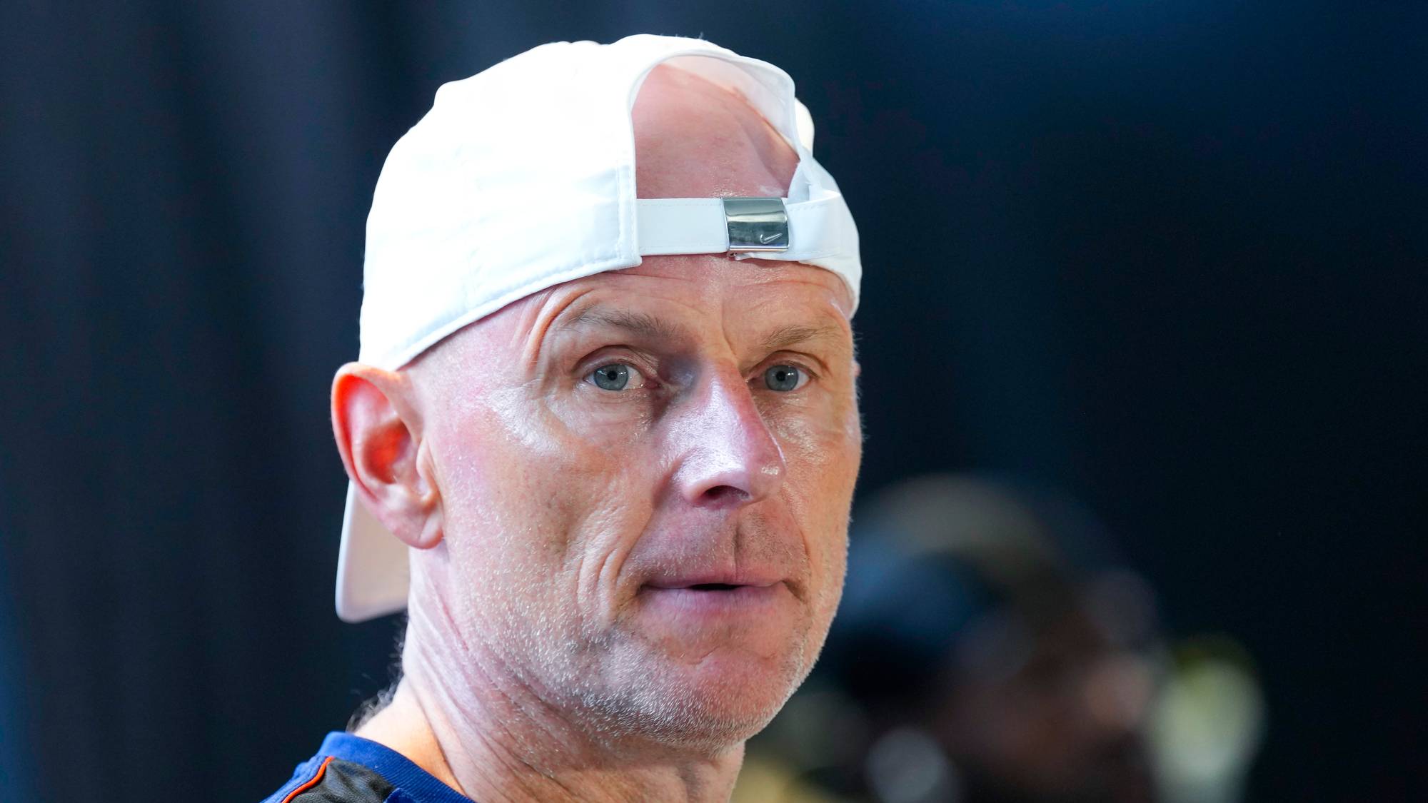 Portrett av fotballtrener Ståle Solbakken med hvit caps. (Bildebeskrivelsen er laget av en KI-tjeneste)