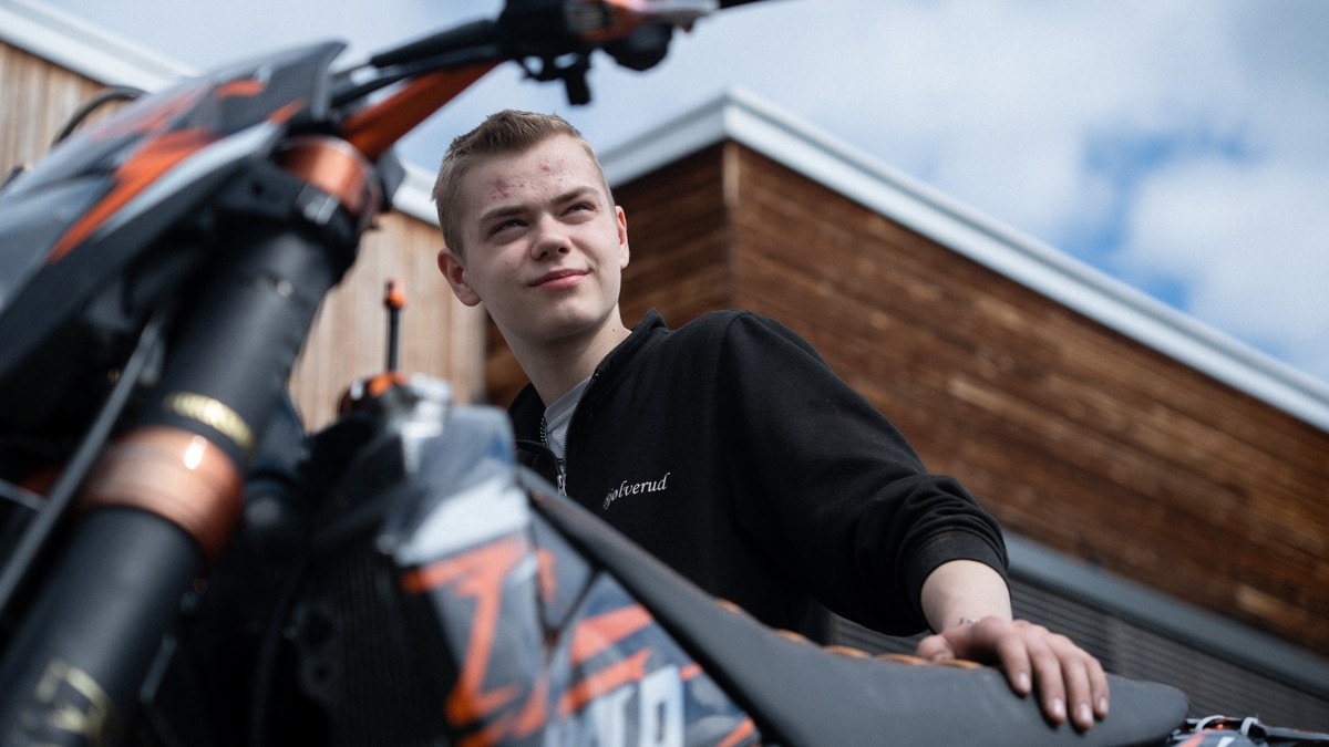 Derfor plinger det i telefonen til Kristoffer (17) og 30.000 andre i dag