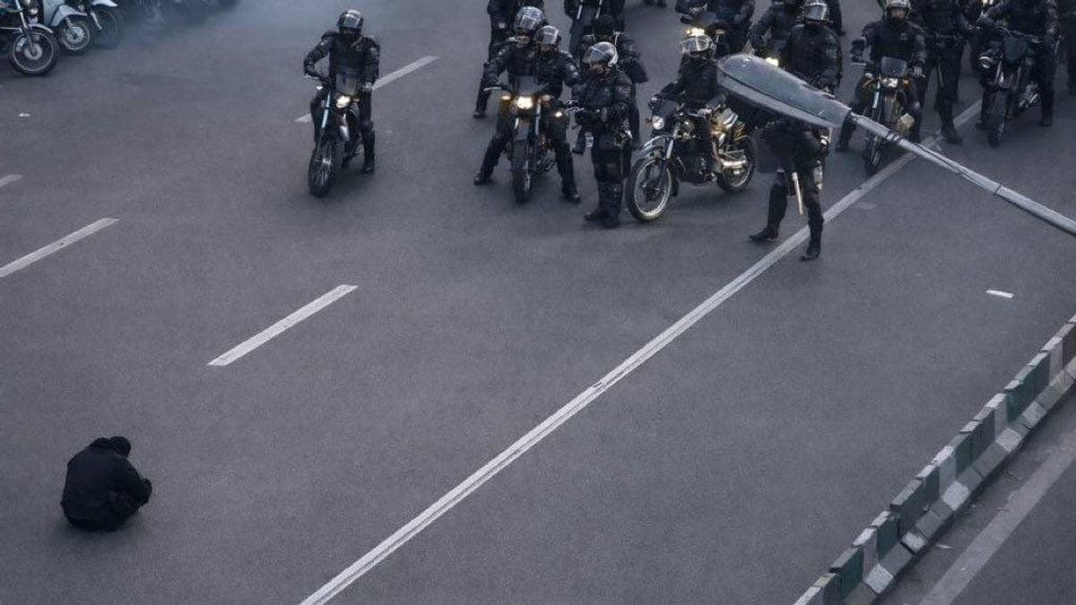 Dette biletet går viralt i Iran: – Det han gjer er utruleg farleg