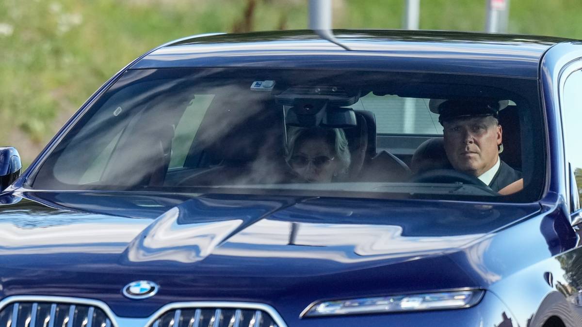 La Reine Sonja Rend Visite Au Roi Harald À L'hôpital Rikshospitalet