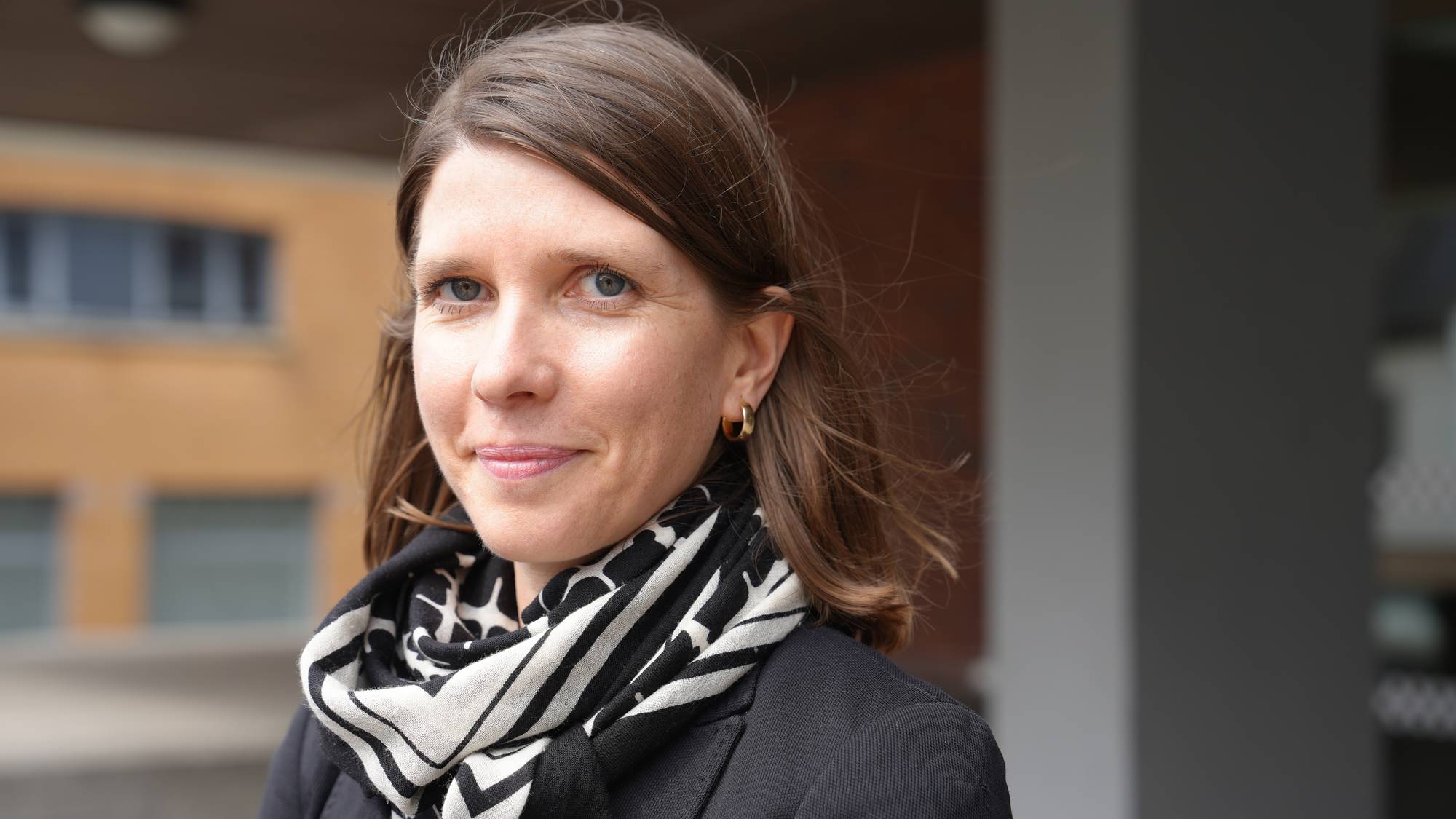 Politiadvokat Marianne Aune i PST, foran politihuset i Bergen ifm at to menn er sikta for støtte ifm våpenleveranse til terrororganisasjon (Hamas).