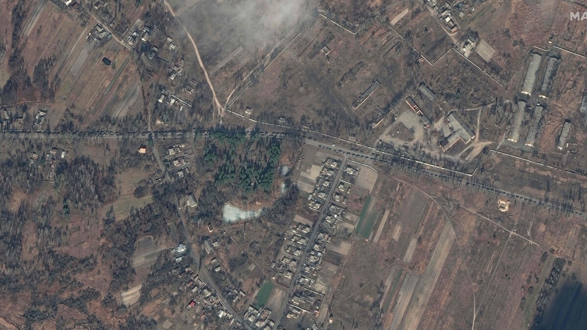 Satellittbilder: 5 kilometer lang russisk kolonne på vei til Kyiv