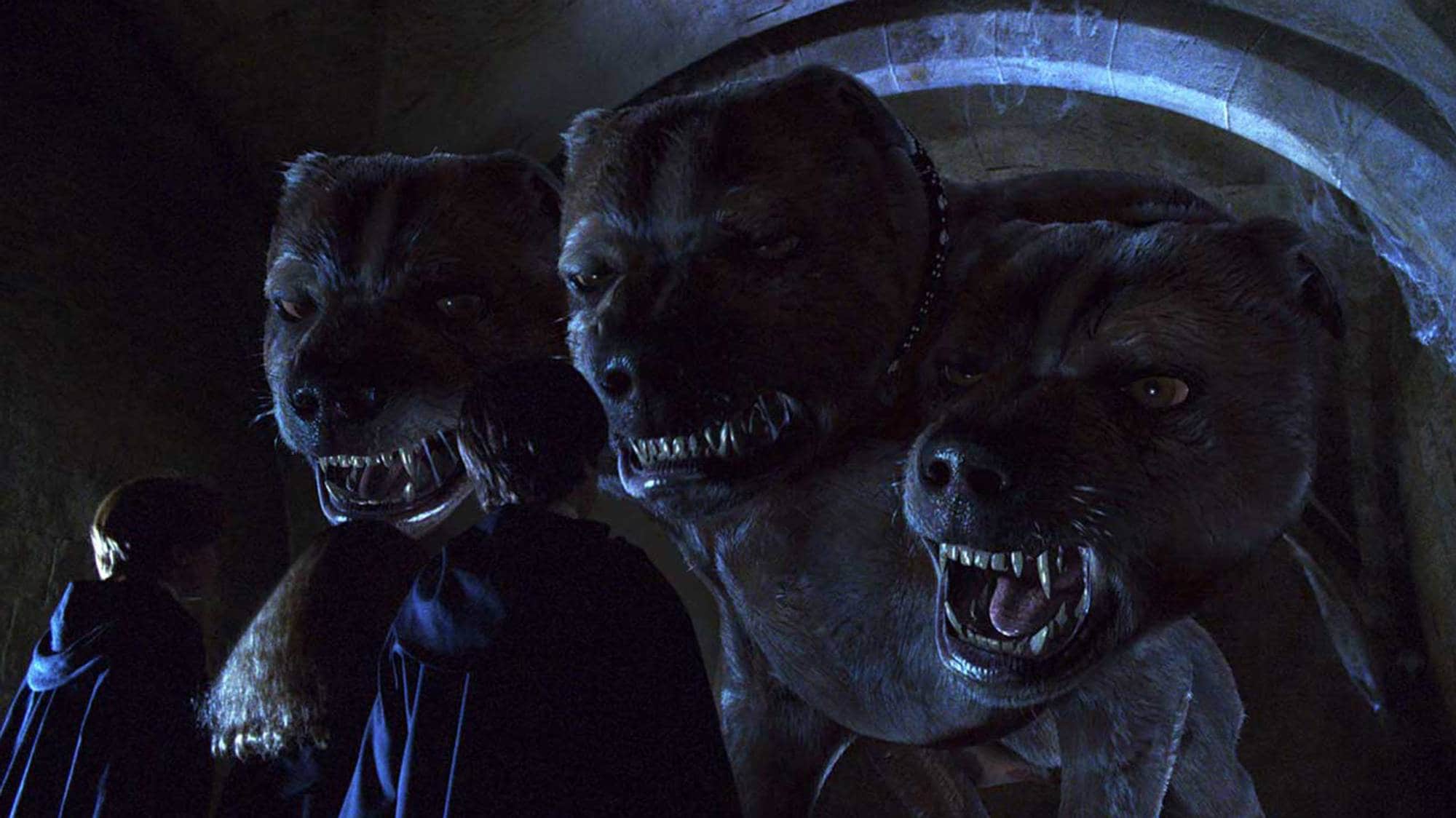 Illustrasjon av personer i kapper som møter en stor hund med tre hoder i en mørk steintunnel. (Bildebeskrivelsen er laget av en KI-tjeneste)
