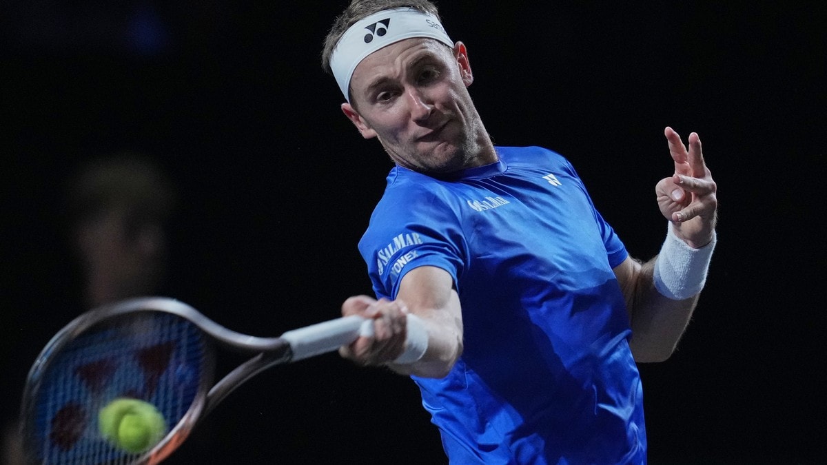 Casper Ruud slår en backhand under en tenniskamp. Han har på seg en blå t-skjorte og hvit pannebånd. (Bildebeskrivelsen er laget av en KI-tjeneste) FOTO: Maja Smiejkowska/AP,NTB Casper Ruud slår en backhand under en tenniskamp. Han har på seg en blå t-skjorte og hvit pannebånd. (Bildebeskrivelsen er laget av en KI-tjeneste) FOTO: Maja Smiejkowska/AP,NTB