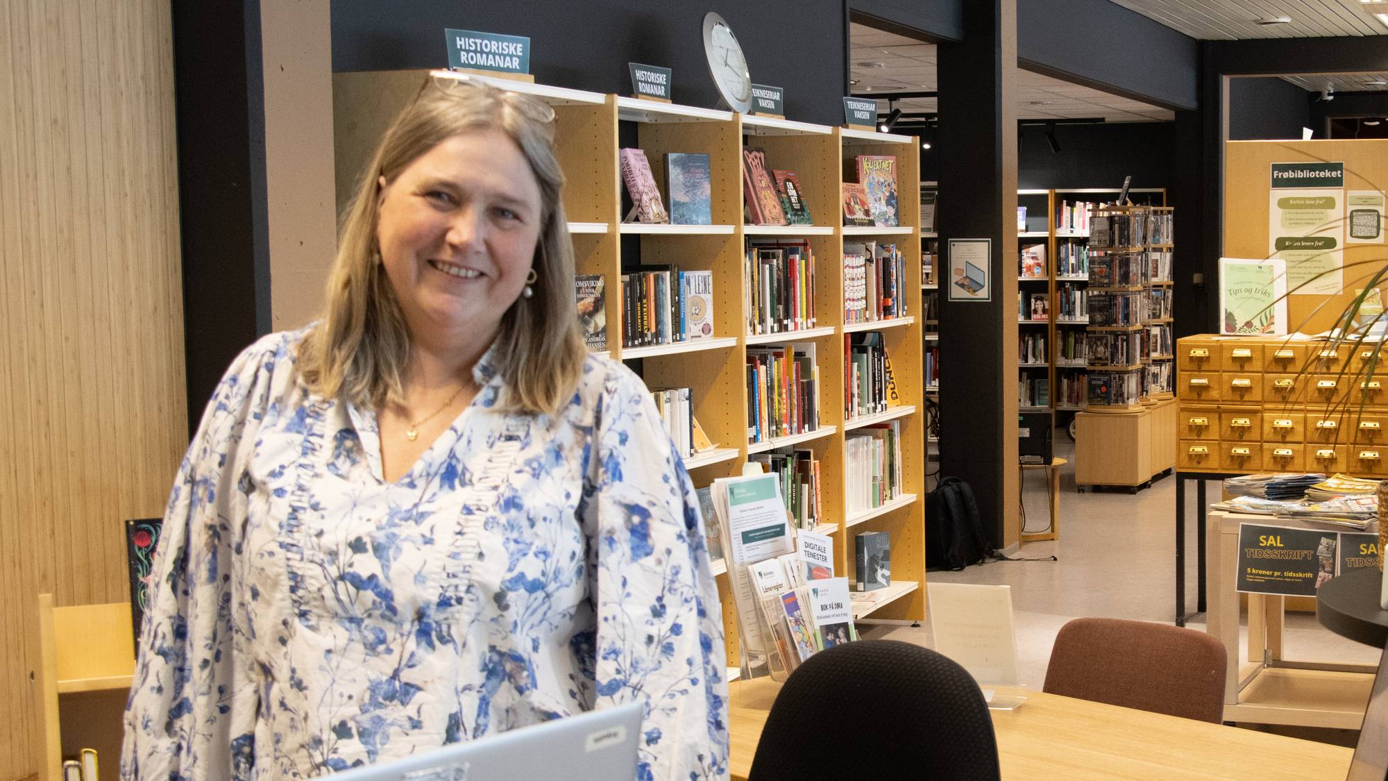 Bibliotekssjefen på Førde bibliotek i skranken.